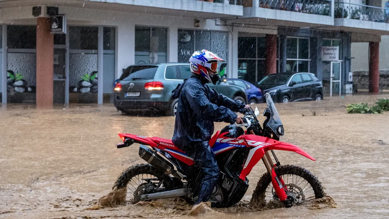 Έκτακτο Δελτίο ΕΜΥ: Βροχές, καταιγίδες, κεραυνοί «σαρώνουν» τη χώρα