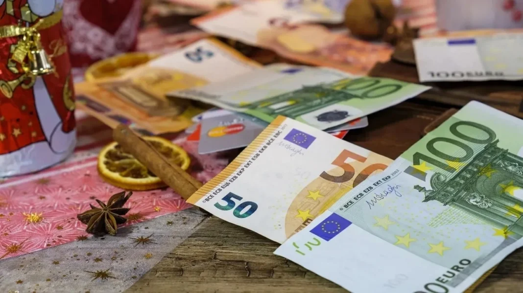 Πώς υπολογίζεται το Δώρο Χριστουγέννων και μέχρι πότε οφείλουν να το καταβάλουν οι εργοδότες