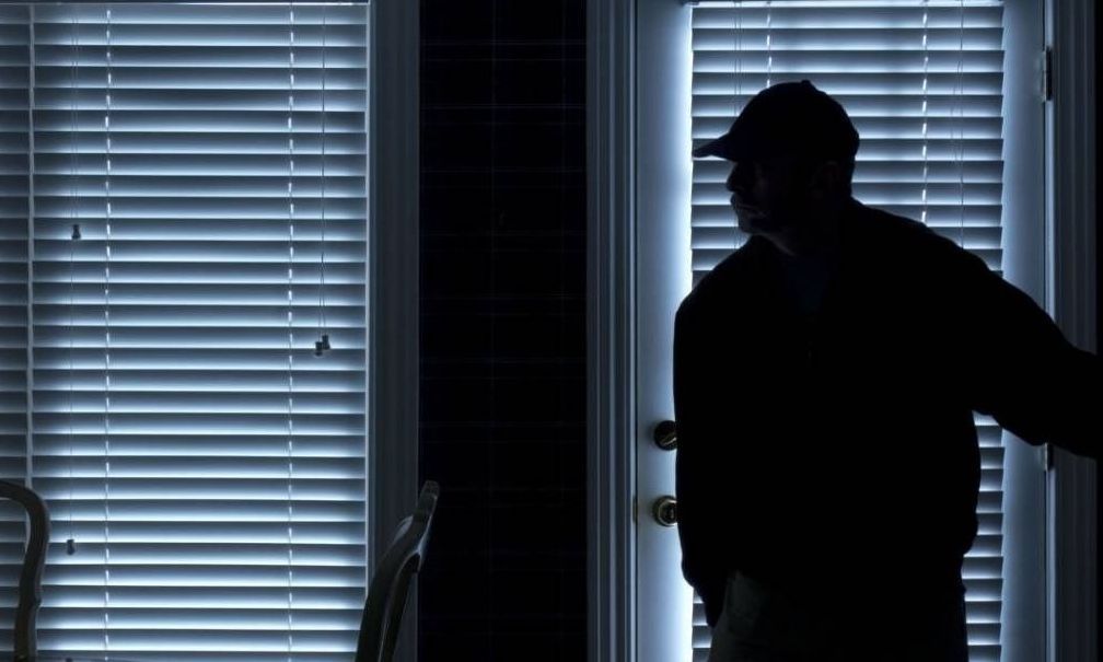 Εισέβαλαν και στα τρία διαμερίσματα της πολυκατοικίας και άρπαξαν 57.000 ευρώ