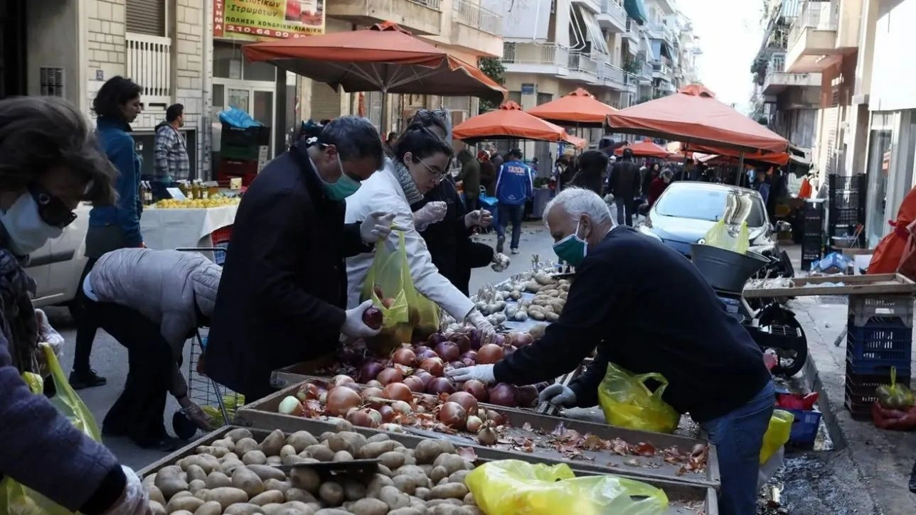 Λαϊκές αγορές: Καταργείται η φορολογική και η ασφαλιστική ενημερότητα για τους πωλητές