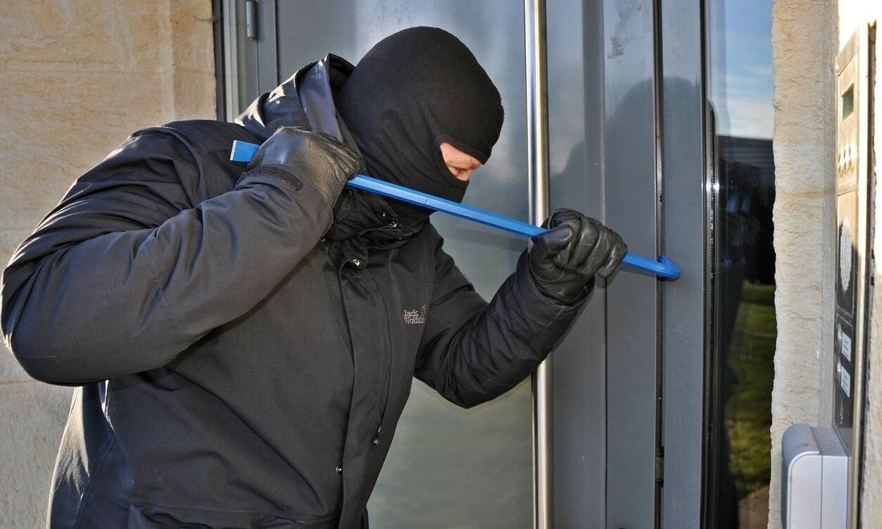 Διέρρηξαν 12 μονοκατοικίες αρπάζοντας χρήματα και κοσμήματα αξίας τουλάχιστον 38.000 ευρώ