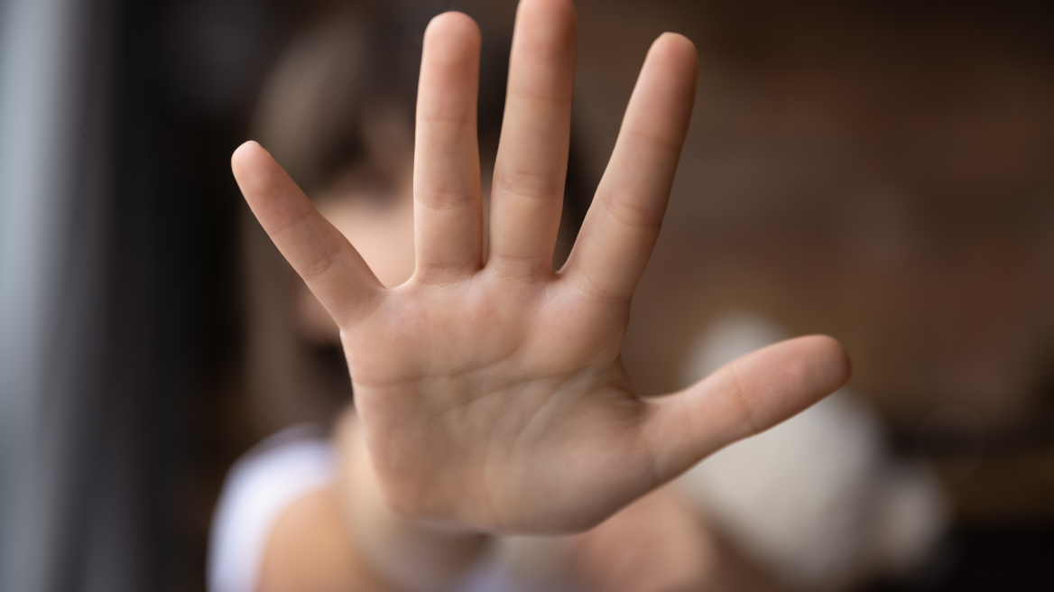 Κυνήγησε με μαχαίρι την 12χρονη κόρη του, τη χτύπησε με καρέκλα και την έκαψε