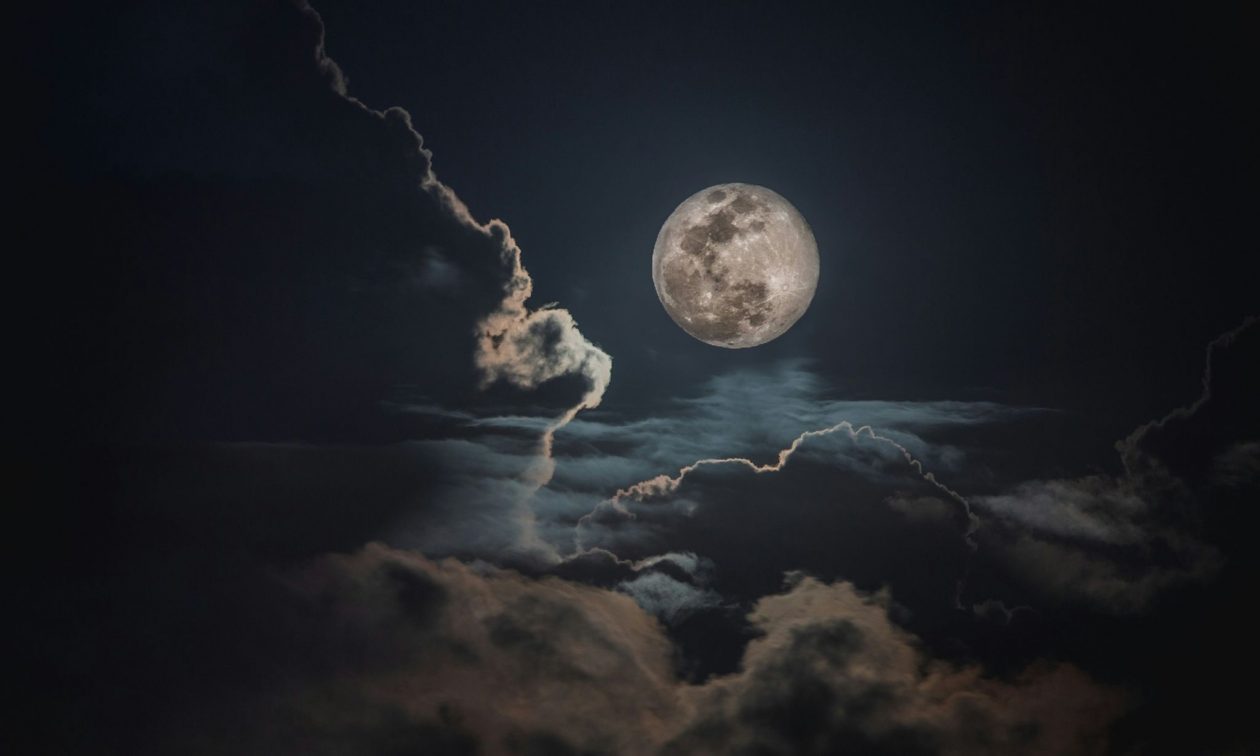 Πανσέληνος των Λουλουδιών: Πότε θα λάμψει στον ανοιξιάτικο ουρανό