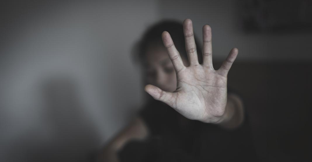 Συνελήφθη 57χρονος που κρέμασε τη σύζυγό του από το παράθυρο