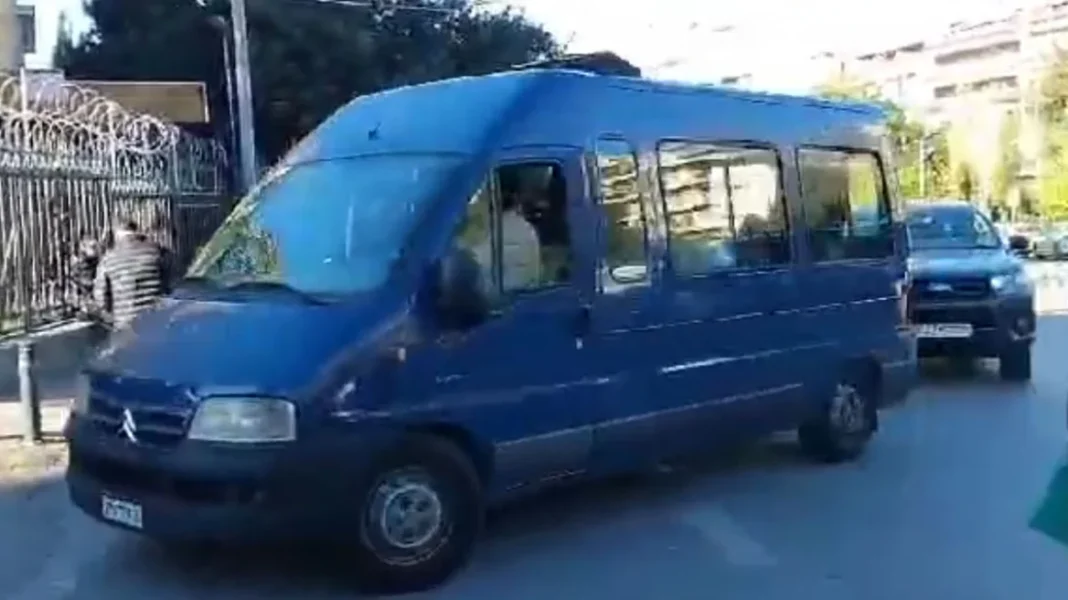 Ποινική δίωξη για δυο κακουργήματα και τρία πλημμελήματα στους 8 Τούρκους που συνελήφθησαν για το οπλοστάσιο στο κέντρο της Αθήνας