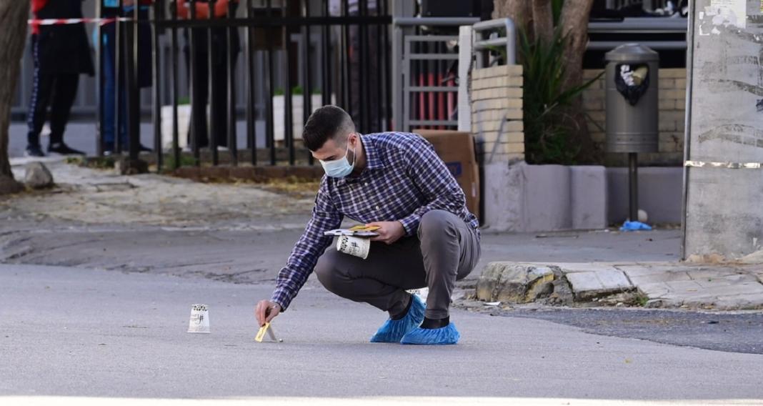 Πυροβολισμοί στη Γλυφάδα: Δύο συλλήψεις για το διπλό φονικό