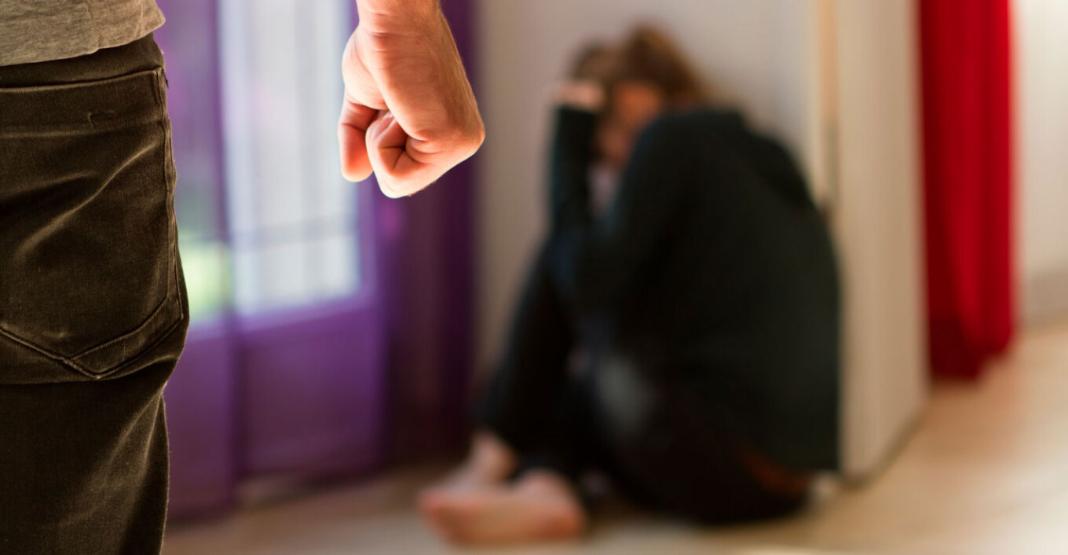 Ξυλοκόπησε την σύζυγό του όταν έμαθε ότι έχει εξωσυζυγική σχέση – Η κόρη τους μπήκε στη μέση