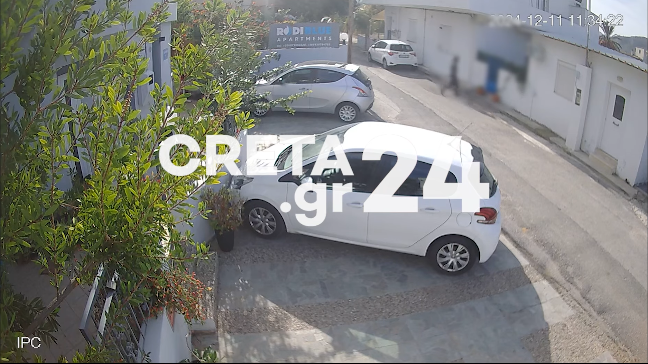 Ηράκλειο: Η στιγμή που ο 20χρονος «μπουκάρει» σε σπίτι και αρπάζει τσαντάκι με 300 ευρώ (βίντεο)