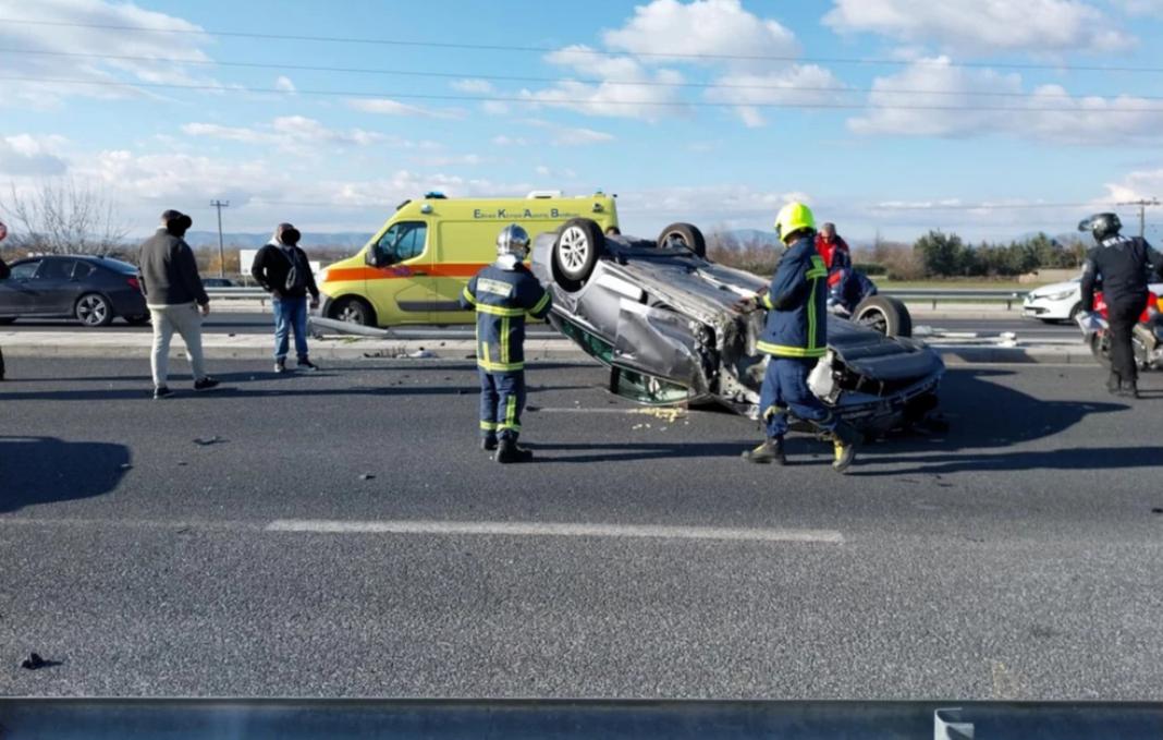 Φοβερό τροχαίο – Τούμπαρε αυτοκίνητο στη μέση του δρόμου μετά από σύγκρουση