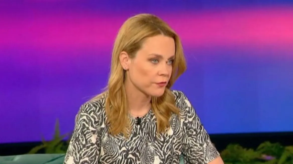 Λένα Παπαληγούρα: Οι γυναίκες δεν είμαστε προστατευμένες από την κοινωνία για να φύγουμε από μία κακοποιητική σχέση με ασφάλεια