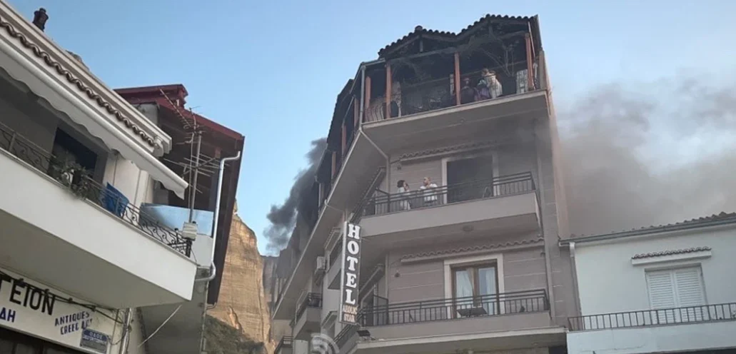 Τραγωδία μετά τη φωτιά σε ξενοδοχείο της Καλαμπάκας – Νεκρός ο ιδιοκτήτης, πήδηξε από τον πρώτο όροφο για να σωθεί