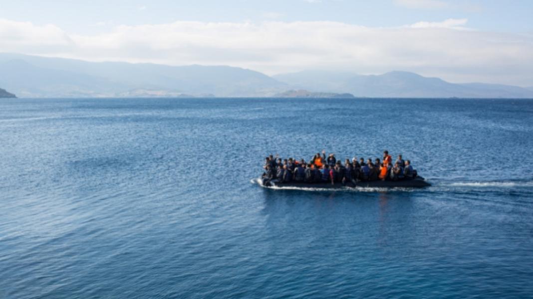 Καταδίωξη ταχύπλοου με 26 μετανάστες – Στο νοσοκομείο τρεις γυναίκες, συνελήφθη ο 18χρονος διακινητής