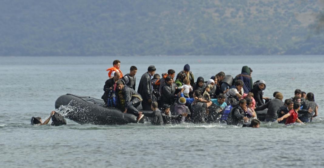 Politico για το μεταναστευτικό: Νέους κανονισμούς για τις απελάσεις θα προτείνει η Κομισιόν