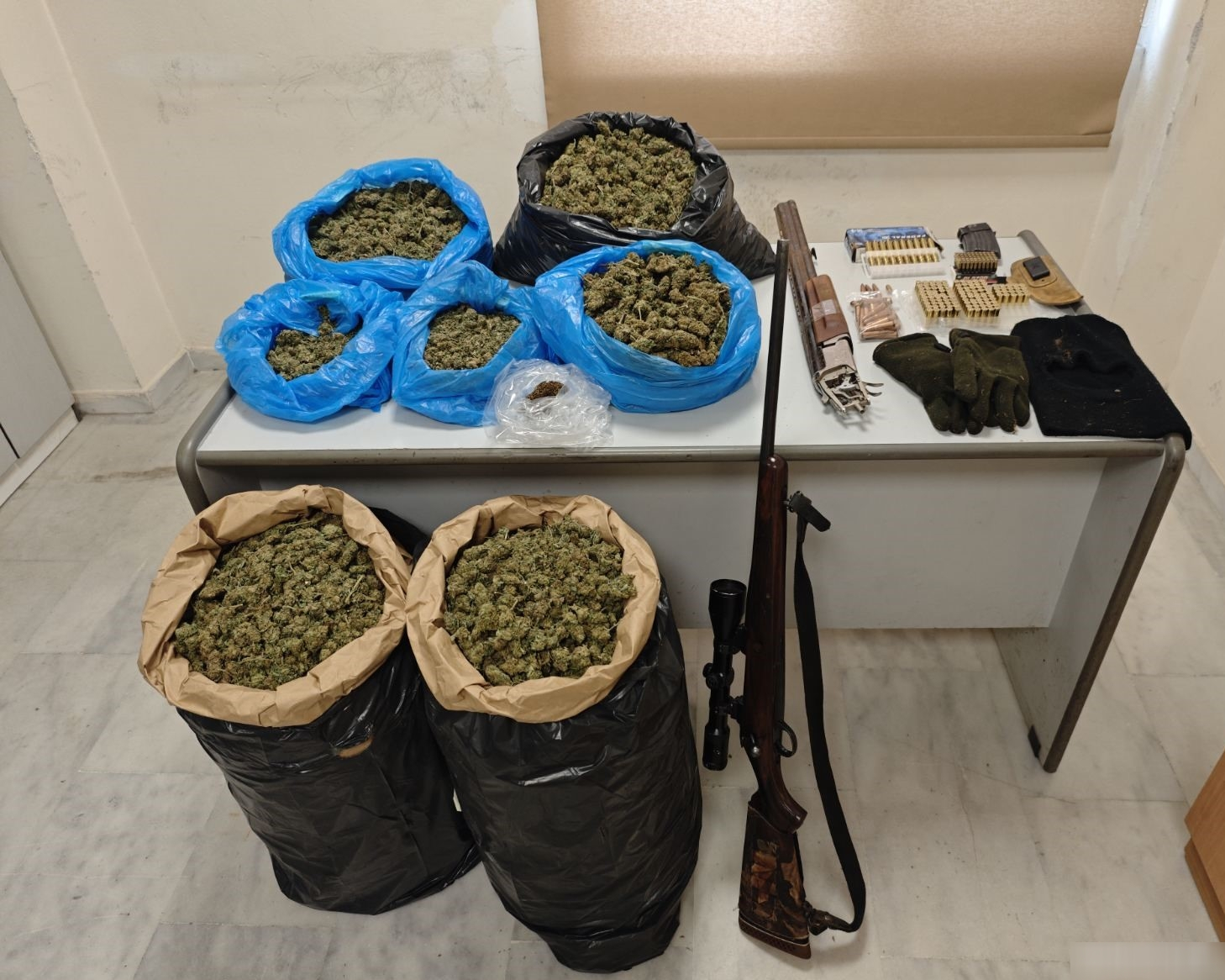 Κρήτη: Αστυνομική επιχείρηση αποκάλυψε 17 κιλά κάνναβης και όπλα – Δύο συλλήψεις