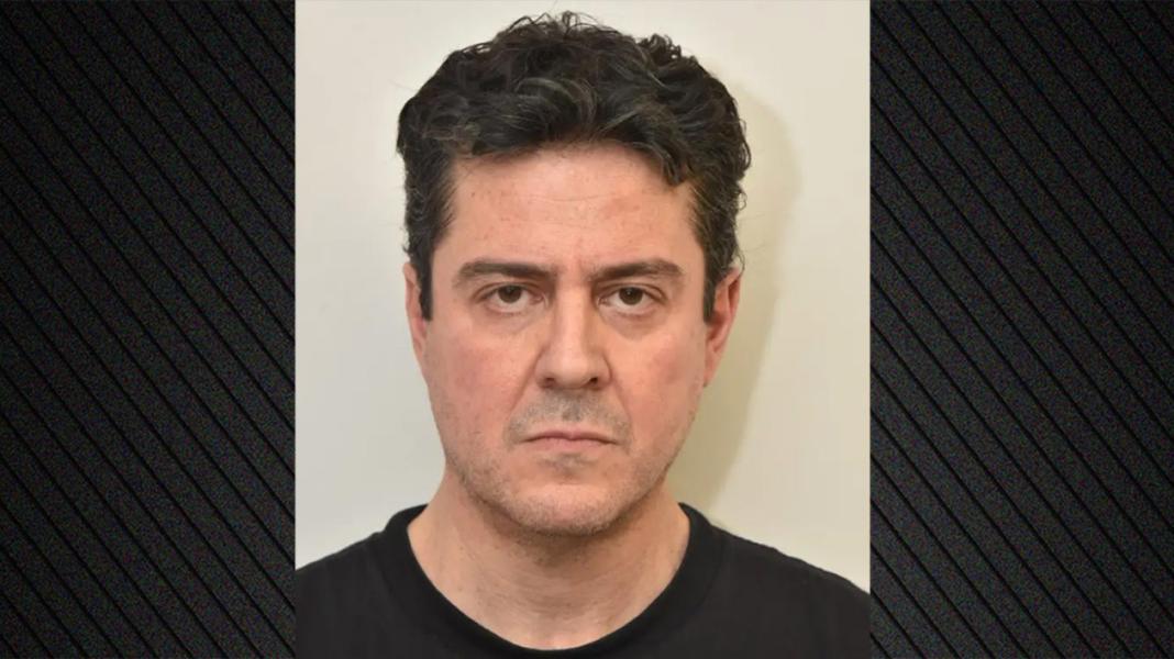 Η ΕΛΑΣ έδωσε τα στοιχεία του 49χρονου φιλολόγου που συνελήφθη για τη γιάφκα στο Παγκράτι