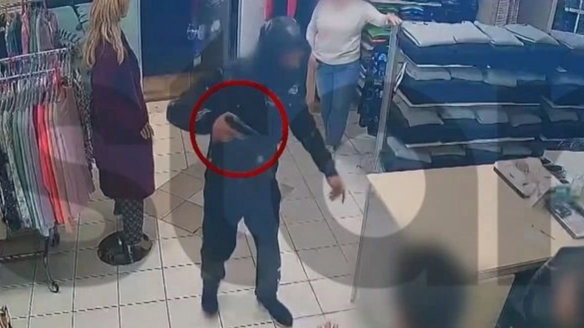 Βίντεο ντοκουμέντο από ληστεία σε κατάστημα ρούχων – Ο δράστης απείλησε με όπλο παιδί και υπαλλήλους