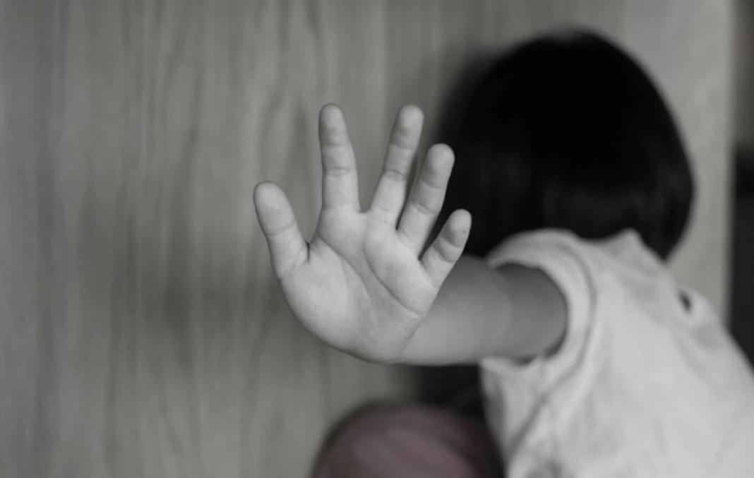 Σοκαριστική υπόθεση στην Κύπρο: Μητέρα φωτογράφιζε γυμνές τις ανήλικες κόρες της για χάρη του παιδόφιλου εραστή της