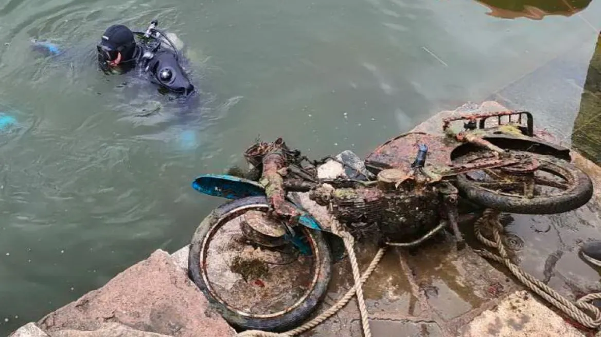 Από οβίδες και γερμανικά κράνη, μέχρι ταμειακές μηχανές και ποδήλατα βρέθηκαν στον βυθό της λίμνης των Ιωαννίνων