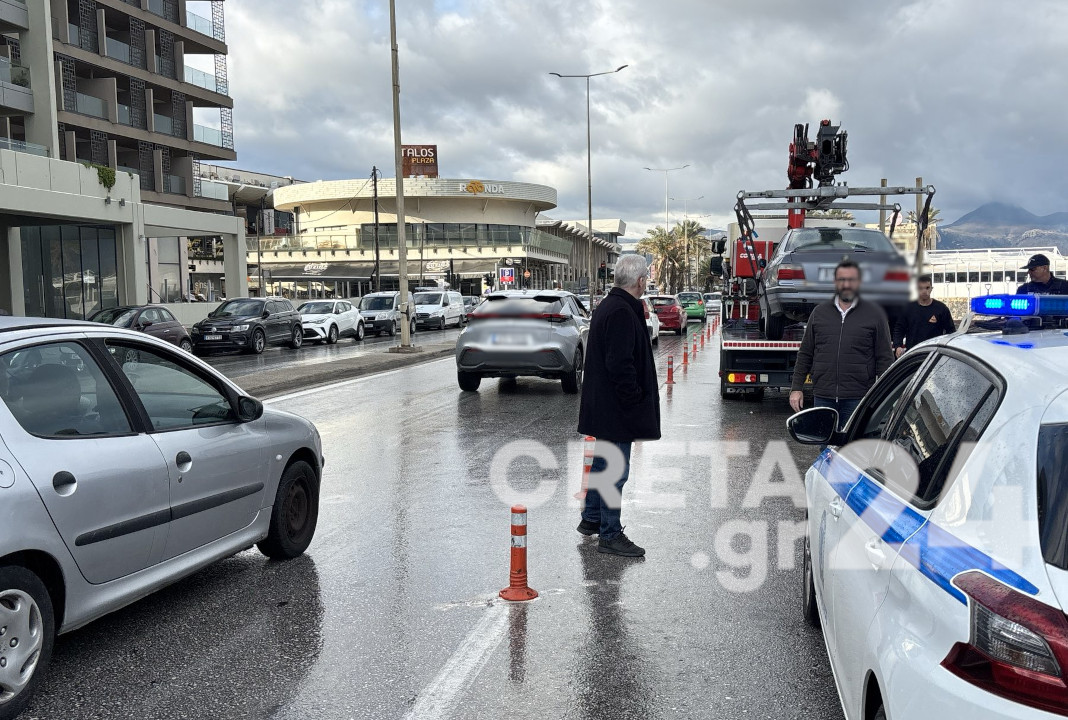 Hράκλειο: Οδηγός πάρκαρε παράνομα και έκλεισε την μία λωρίδα της παραλιακής – Άμεση η παρέμβαση Δήμου και Τροχαίας