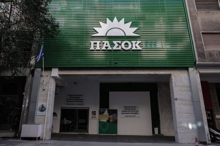 ΠΑΣΟΚ κατά Βελόπουλου: Η «ρεζέρβα του Μαξίμου ξαναχτύπησε»