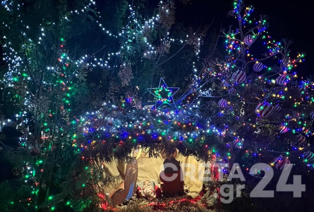 Φωταγωγήθηκε το χριστουγεννιάτικο δέντρο στην Πολυθέα