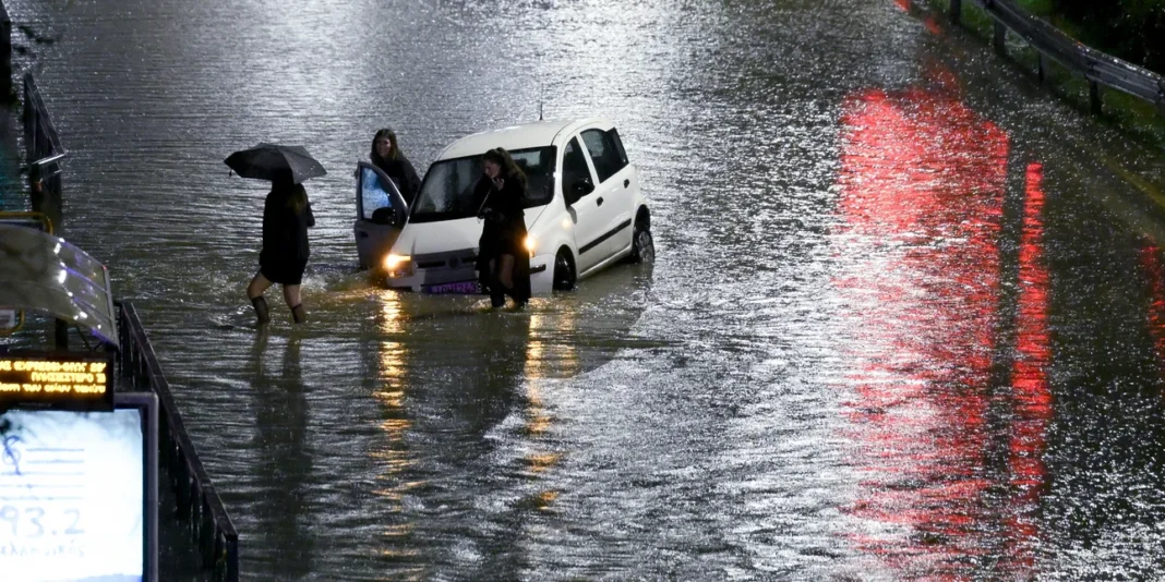 Προβλήματα από την έντονη βροχόπτωση στην Αττική