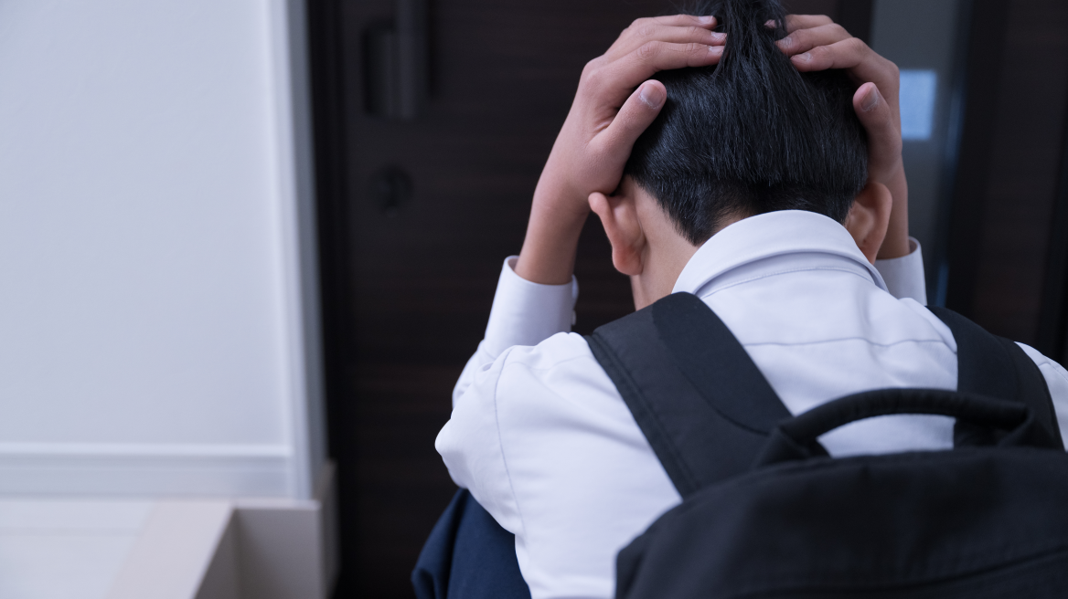 14χρονοι επιτέθηκαν σε μαθητή και του κατέβασαν το παντελόνι μέσα στο σχολείο