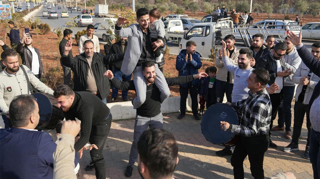 Η Κομισιόν ανακοίνωσε την αποστολή ειδών πρώτης ανάγκης στη Συρία μέσω της τουρκικής «αερογέφυρας»
