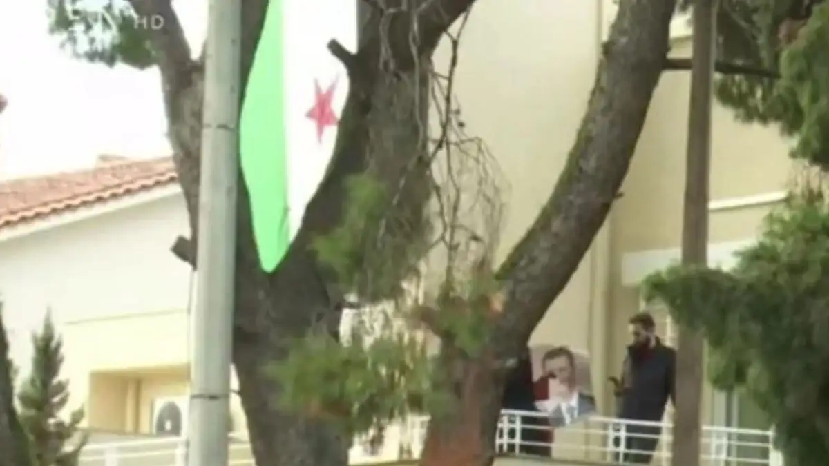 Κατάληψη της πρεσβείας της Συρίας στην Αθήνα – Ύψωσαν τη σημαία της επανάστασης