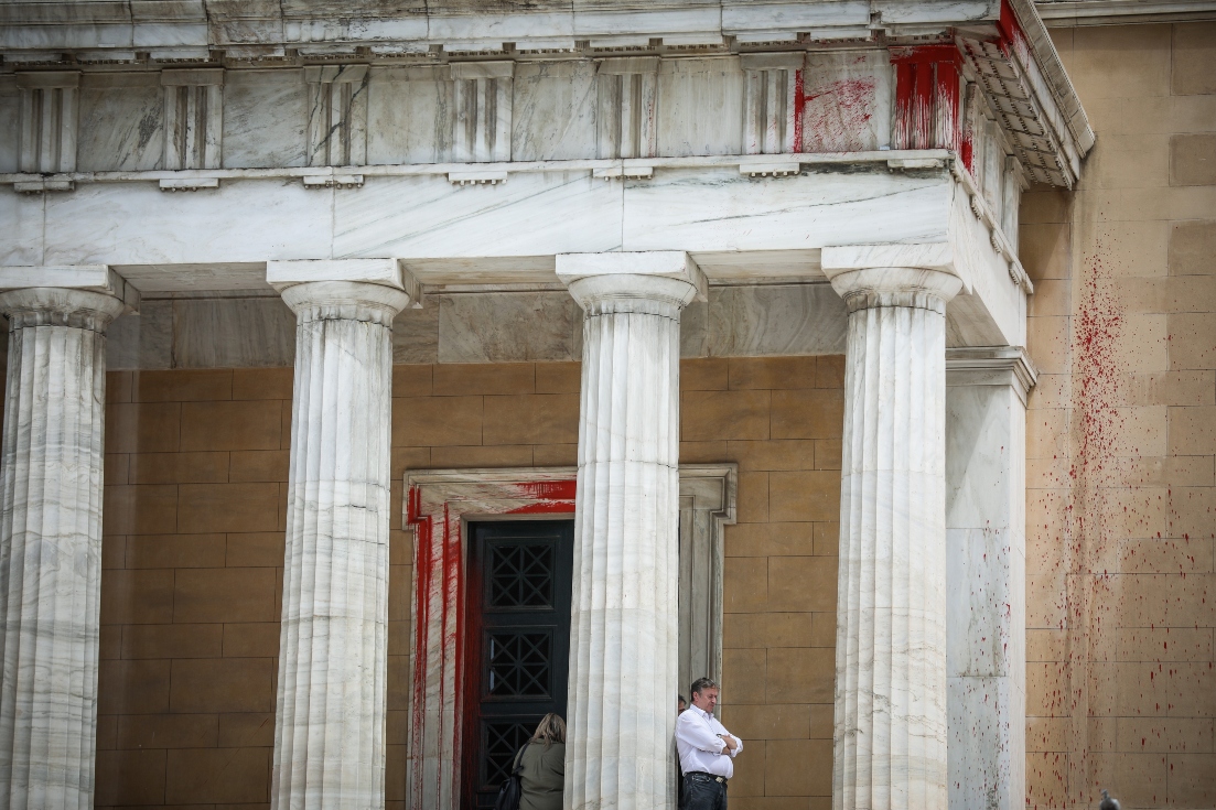 Προφυλακιστέος ο αστυνομικός της Βουλής που κατηγορείται για τον βιασμό των παιδιών του
