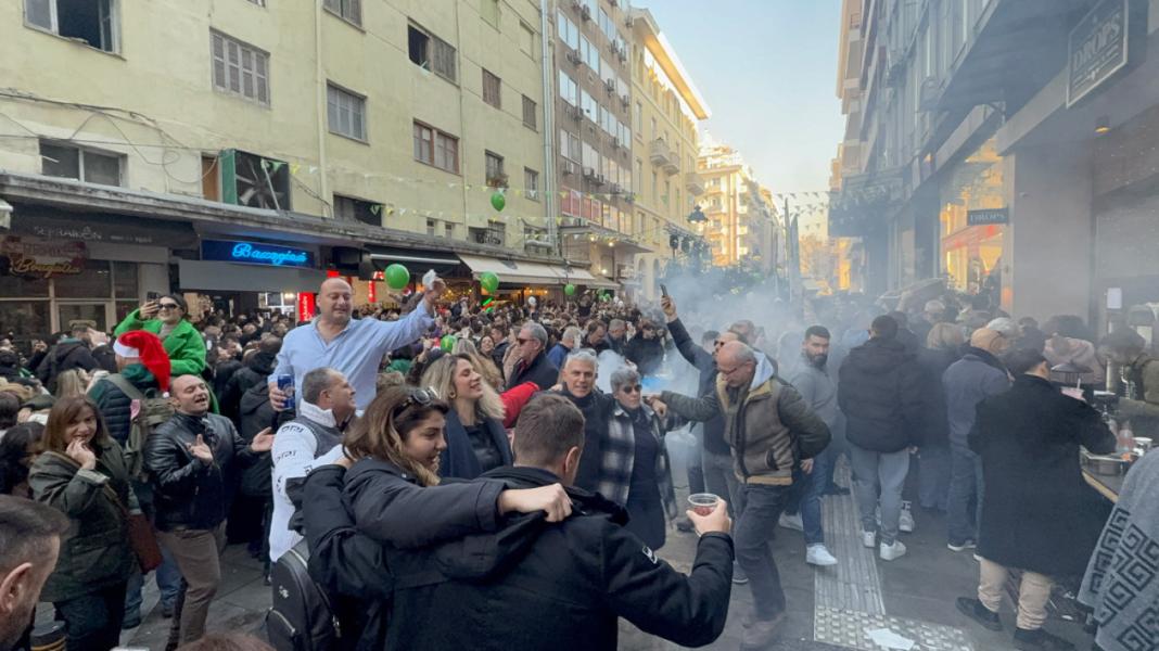 Γλέντι με μουσική, σουβλάκια και χορό στη Θεσσαλονίκη λίγο πριν μπει το 2025