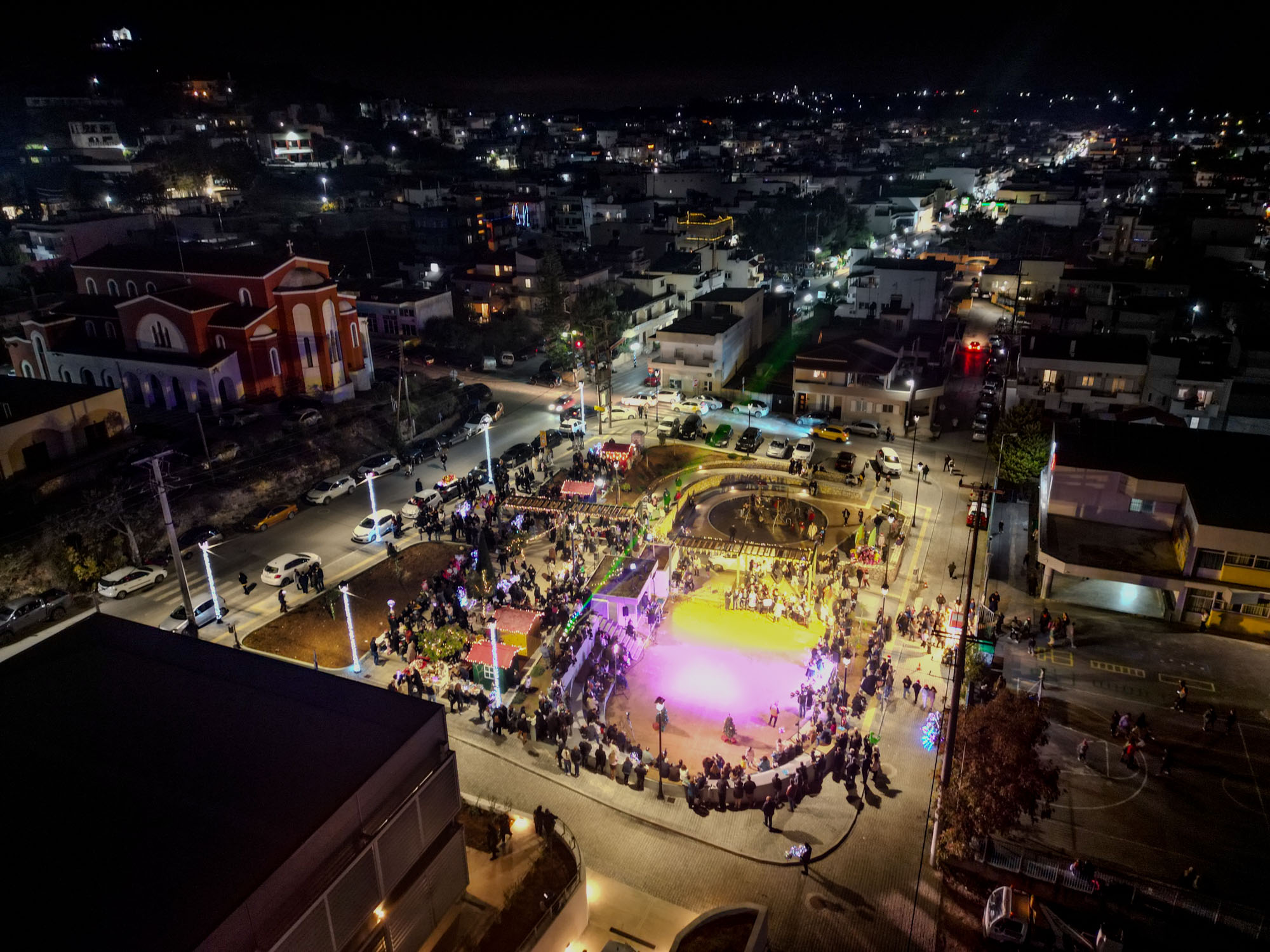 Φωταγωγήθηκε το χριστουγεννιάτικο δέντρο που εντυπωσίασε μικρούς και μεγάλους στο Αρκαλοχωρι
