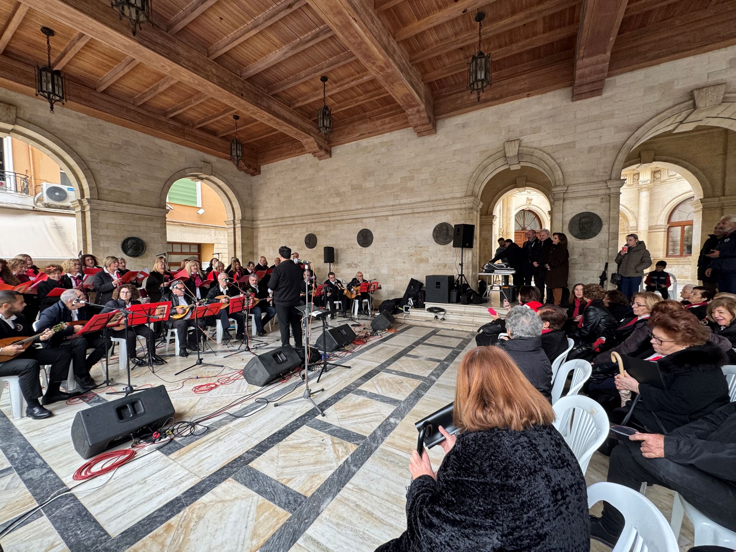 «Ανοίξετε την πόρτα σας να πούμε καλησπέρα!» Τα Χριστουγεννιάτικα κάλαντα στη Λότζια