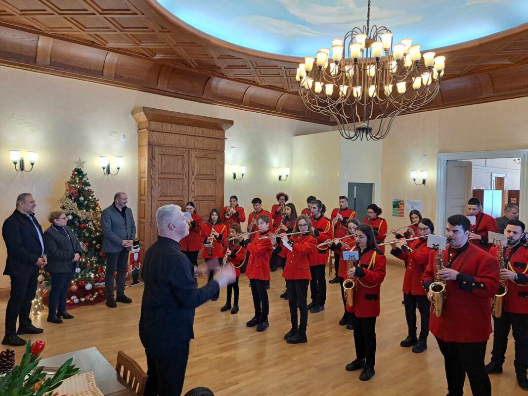 Κάλαντα της Πρωτοχρονιάς και γιορτινή ατμόσφαιρα σήμερα στο κτίριο της Περιφερειακής Ενότητας Ρεθύμνης