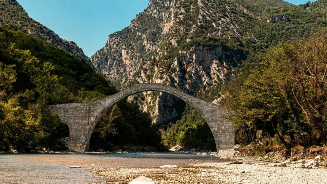 Το πέτρινο γεφύρι της Πολιτσάς στα Τζουμέρκα