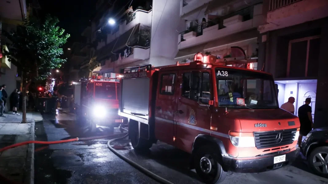 Στις φλόγες τυλίχθηκαν αυτοκίνητο και μοτοσικλέτα