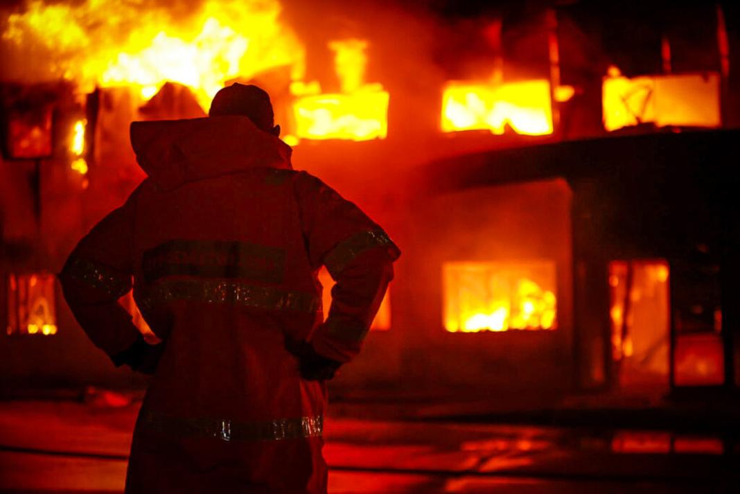 Φωτιά σε εργοστάσιο αρτοπαρασκευασμάτων στο Κορωπί – Διακοπή κυκλοφορίας στο σημείο