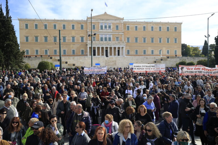 Συγκεντρώσεις για τα Τέμπη σε Ελλάδα και εξωτερικό – Ένταση στο Σύνταγμα