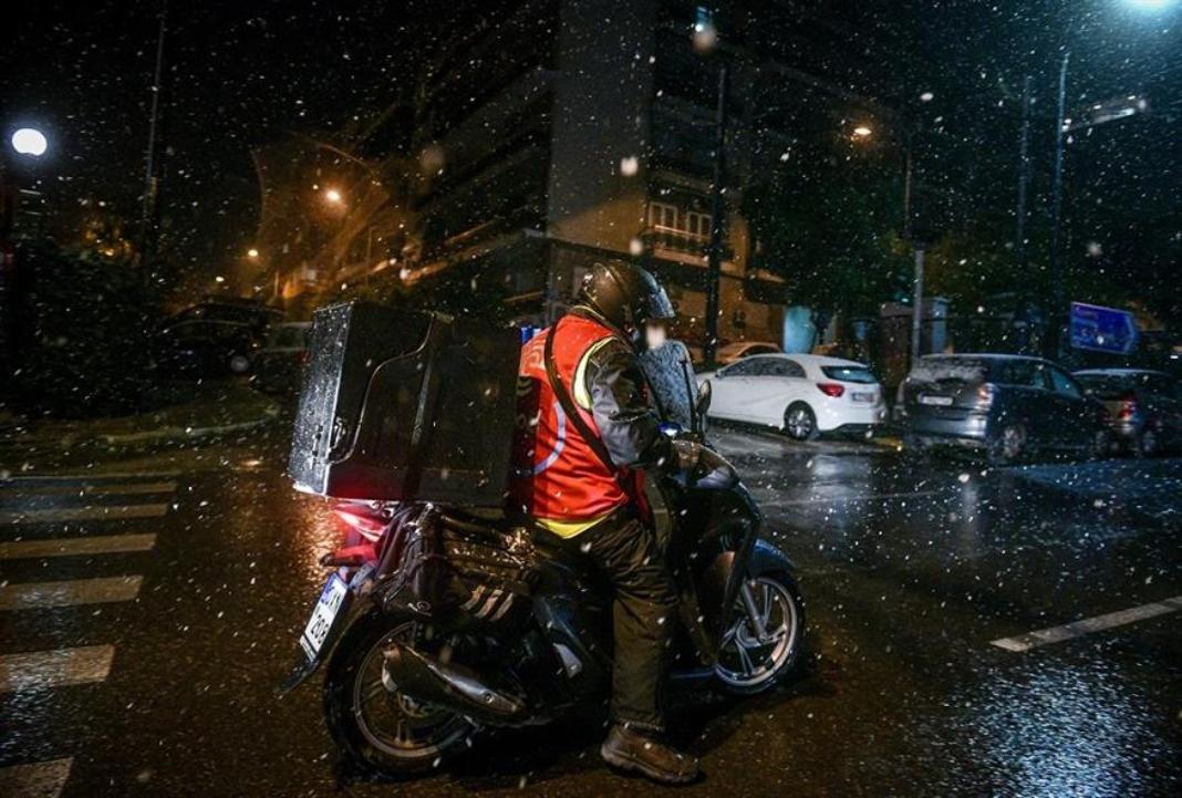 Έκανε 16 χλμ. με χιονόνερο και ψύχος: Ντελιβεράδες εργάζονται ασταμάτητα παρά τον καιρό