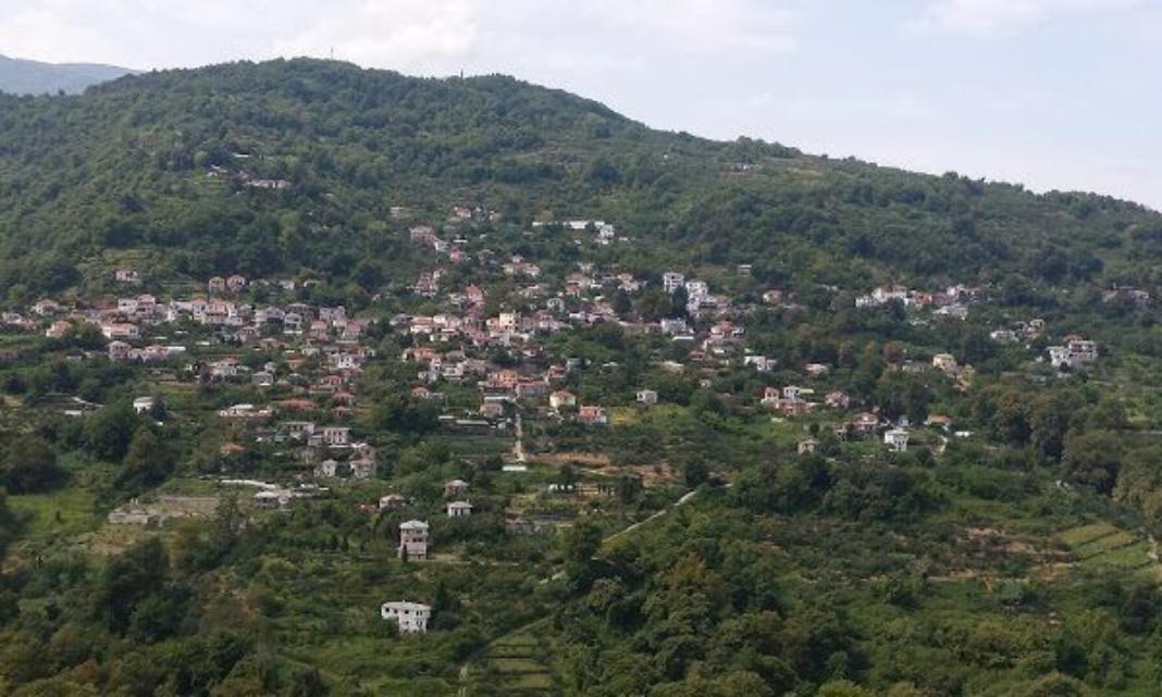 Το μικρό χωριουδάκι της Μαγνησίας που τους χειμερινούς μήνες δεν το «λούζει» ο ήλιος