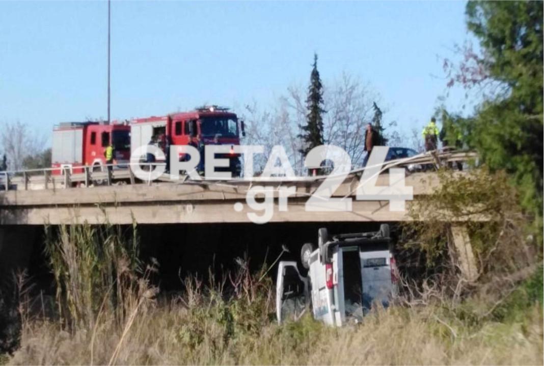 λίγο μετά τις 3:30 το μεσημέρι, στη λεωφόρο Μουρνιών. Σύμφωνα με πληροφορίες, ένα επαγγελματικό όχημα το οποίο κινείτο επί του ΒΟΑΚ με κατεύθυνση τη Σούδα, κάτω από άγνωστες μέχρι στιγμής συνθήκες, εξετράπη της πορείας του, προσέκρουσε στις προστατευτικές μπάρες και έπεσε από τη γέφυρα. Το όχημα, ευτυχώς, προσγειώθηκε στα πράνη κάτω από τη γέφυρα του ΒΟΑΚ, μετριάζοντας κάπως την πρόσκρουση. Στο σημείο έσπευσαν ισχυρές δυνάμεις της Πυροσβεστικής, αστυνομίας καθώς και το ΕΚΑΒ. Ο άνδρας, ευτυχώς δεν εγκλωβίστηκε στο όχημά του, ωστόσο παρελήφθη από ασθενοφόρο του ΕΚΑΒ και μεταφέρθηκε με τραύματα στο νοσοκομείο, έχοντας τις αισθήσεις του. Το σημείο από το οποίο έπεσε το επαγγελματικό φορτηγάκι: