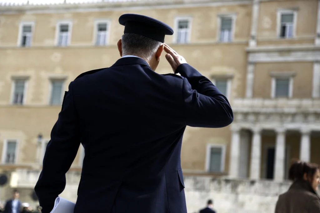 Nέα αποκάλυψη για τον προφυλακισμένο Αστυνομικό της Βουλής – Βίντεο δείχνει ότι είχε τοποθετήσει κάμερα στο μπάνιο του σπιτιού του