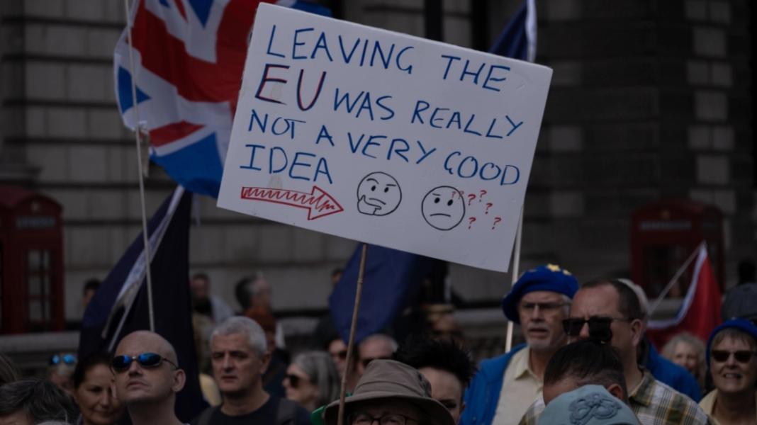 Brexit: Μετανιωμένοι οι Βρετανοί με την πλειοψηφία να θέλει την επιστροφή στην ΕΕ