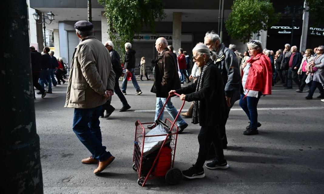 Συνταξιούχοι: Έρχονται τέσσερα νέα πακέτα αναδρομικών – Ποιοι τα δικαιούνται και πότε θα τα πάρουν