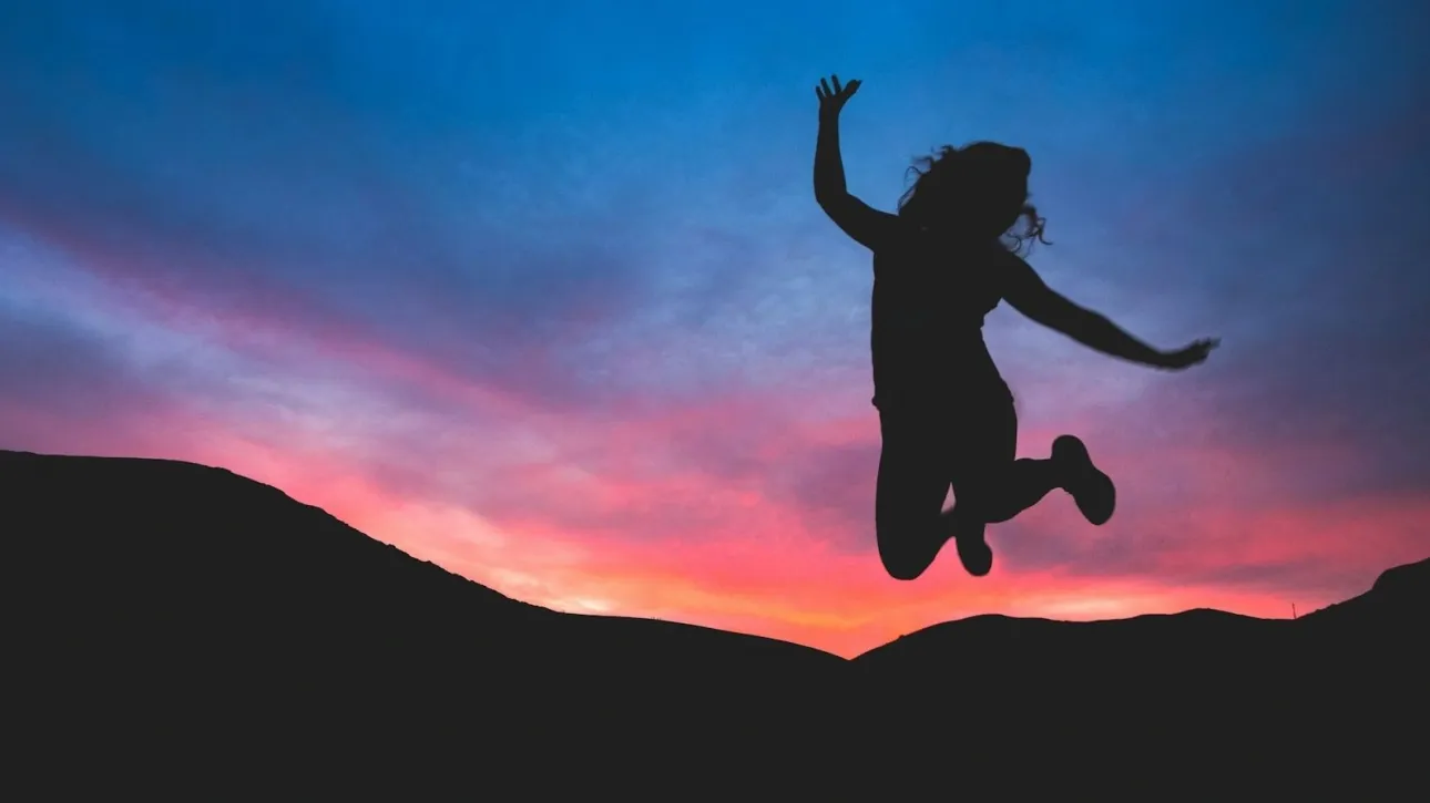 Οι επιστήμονες προτείνουν: Οκτώ τρόποι να είμαστε πιο χαρούμενοι το 2025