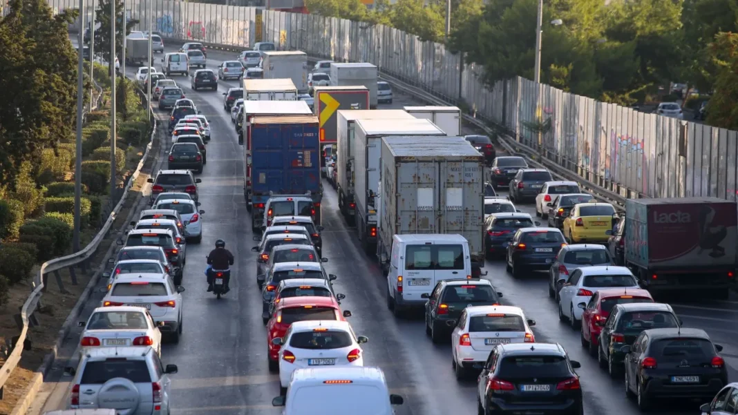 Σύγκρουση φορτηγού με ΙΧ – Ένας τραυματίας