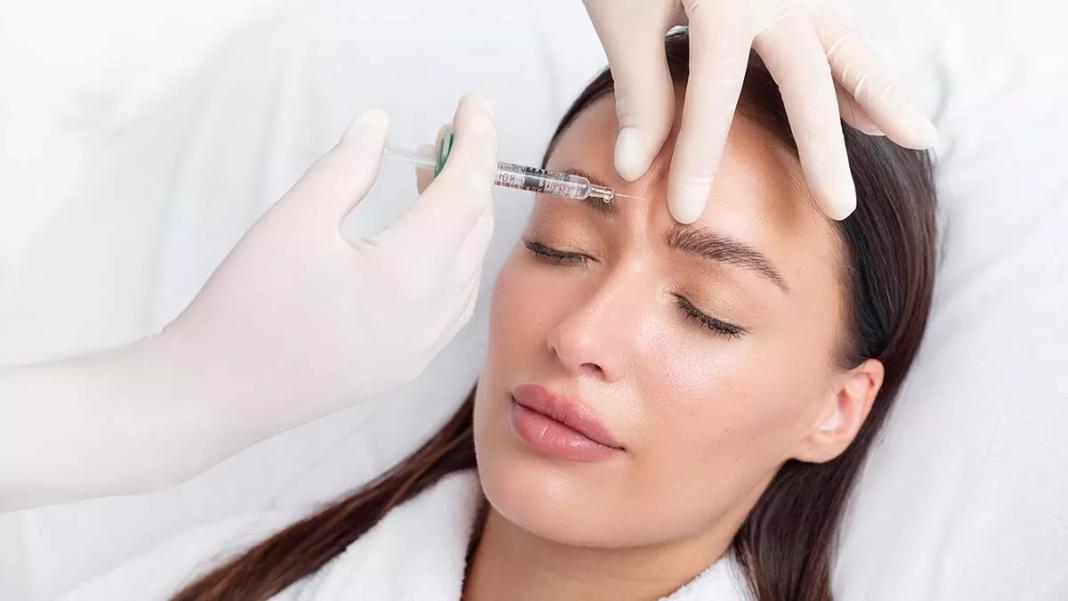 Έκανε ενέσεις Botox επί 20 χρόνια – Δείτε τη μεγάλη διαφορά σε σχέση με τη δίδυμη αδερφή της