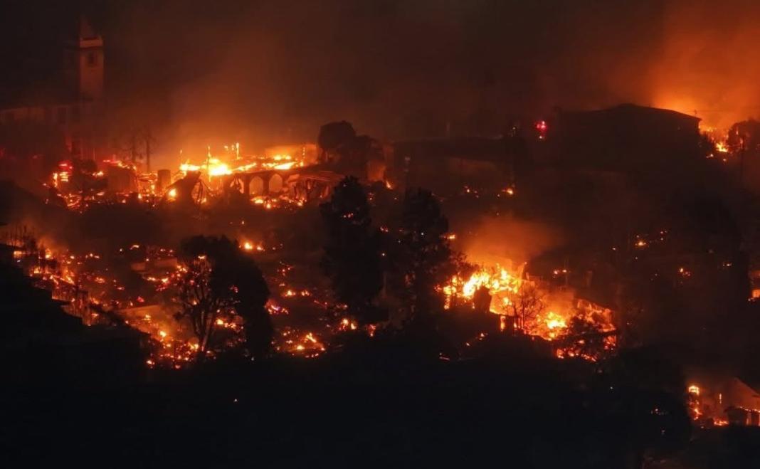 Φωτιές στο Λος Άντζελες: Απανθρακωμένος με ένα λάστιχο ποτίσματος στο χέρι εντοπίστηκε ένας από τους πέντε νεκρούς