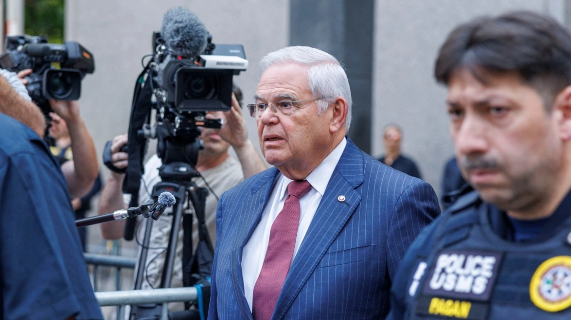 Μπομπ Μενέντεζ: 11 χρόνια φυλακή για τις δωροδοκίες – Ξέσπασε σε κλάματα στο δικαστήριο