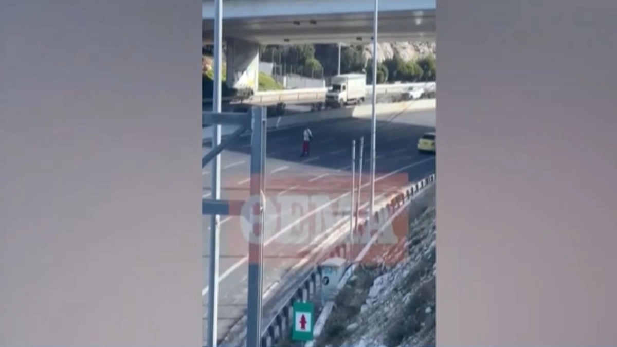 Άνιωθος οδηγός πατινιού: Βγήκε στη λεωφόρο Καρεά κι έτρεχε στη μεσαία λωρίδα